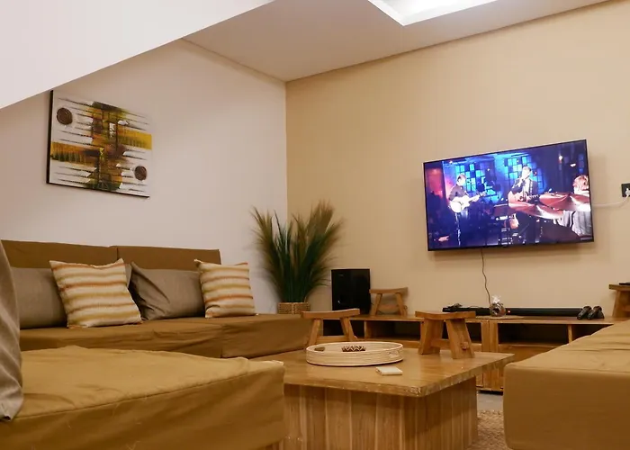 Villa 3br Near With Parking Area *